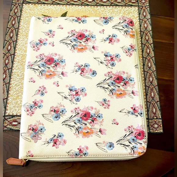 Matilda Jane tablet case with pockets floral pattern - Picture 1 of 6